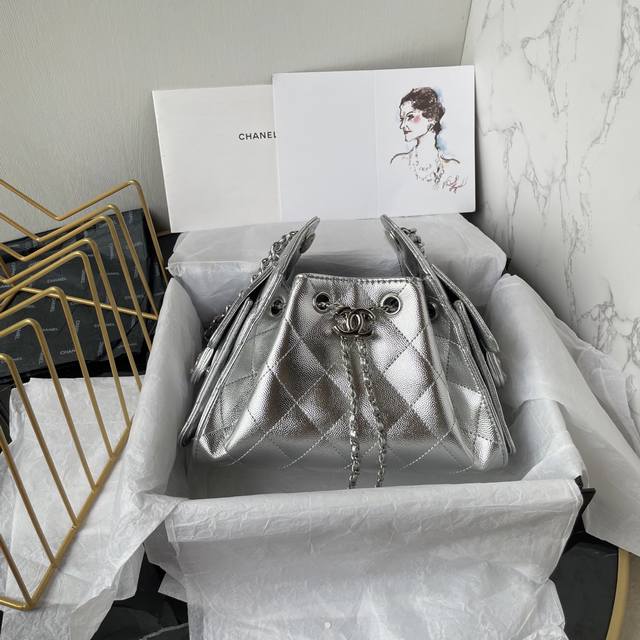 迷你號 Ohanel25A春夏牛仔新款嬉皮 亮面黑金 随性慵懒的包型当之无愧的春夏度假王者了 ！知性优雅大女主典范 不仅仅是美观更是实用主义完全契合当下大多数人