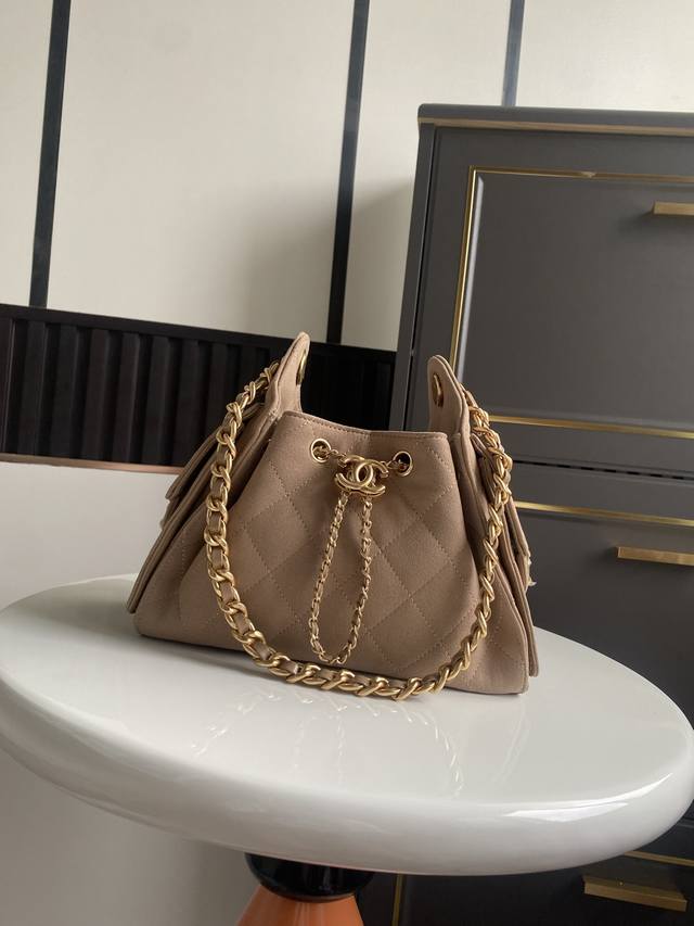 现货~ 迷你号Chanel25A春夏牛仔新款嬉皮 亮面黑金 随性慵懒的包型当之无愧的春夏度假王者了 !知性优雅大女主典范 不仅仅是美观更是实用主义完全契合当下大 现货~ 迷你号Chanel25A春夏牛仔新款嬉皮 亮面黑金 随性慵懒的包型当之无愧的春夏度假王者了 !知性优雅大女主典范 不仅仅是美观更是实用主义完全契合当下大