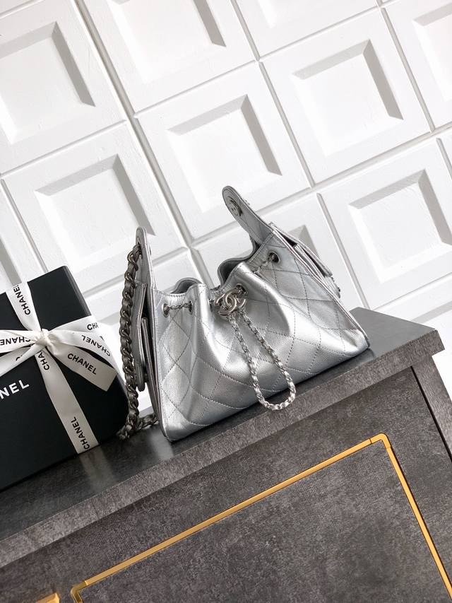 5631迷你號 纯银扣Ohanel 26C鱼子酱皮新款嬉皮 亮面黑金 随性慵懒的包型当之无愧的春夏度假王者了 ！知性优雅大女主典范 不仅仅是美观更是实用主义完全