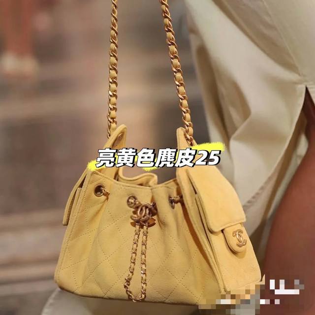 迷你號5631独家出货啦 小鸡黄 26A迷你版新款麂皮嬉皮敞口，抽绳，口袋，金链点缀，独特的造型设计！又酷又飒的水桶包型，容量超大实用侧面有两个口袋，袋口是抽拉