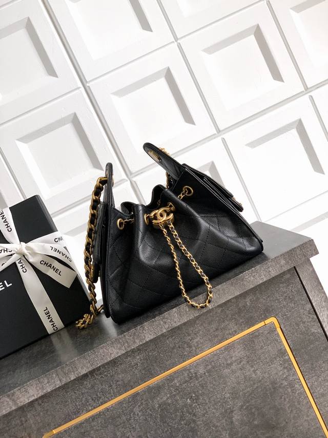 5631迷你號 Ohanel 26C鱼子酱皮新款嬉皮 亮面黑金 随性慵懒的包型当之无愧的春夏度假王者了 ！知性优雅大女主典范 不仅仅是美观更是实用主义完全契合当