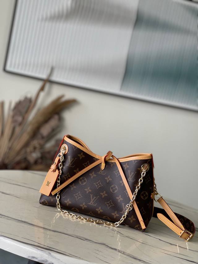 顶级原单 M13014 本款Carryallbb手袋取材Monogram帆布，为耀目链条点缀Monogram花卉，以潮流之姿点亮昼夜场合。皮革名牌与系带开合相得