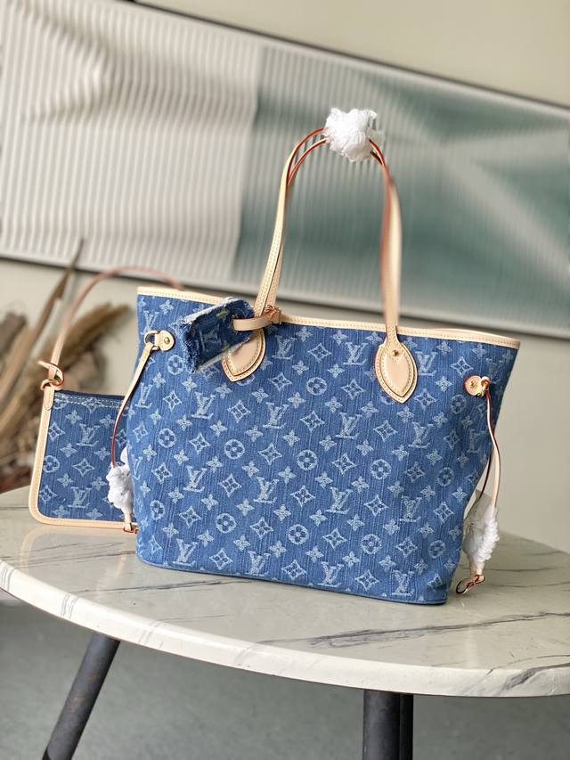 顶级原单 M13192 本款Neverfull中号手袋为Monogram丹宁布点缀牛皮革饰边，借侧面可调节饰带灵活收束廓形，成就都市出行的经典之选。充裕空间可轻