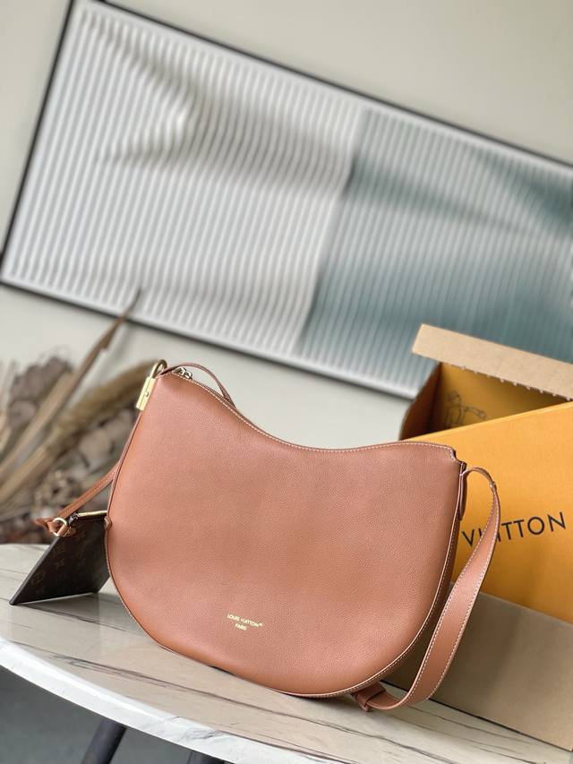 头层皮 顶级原单M14642 推出Lowkey Cookie中号手袋，以典雅设计彰显品牌传承和精湛匠艺。柔软牛皮革将随时间流逝星现别致色泽，做旧金属挂锁和可拆卸