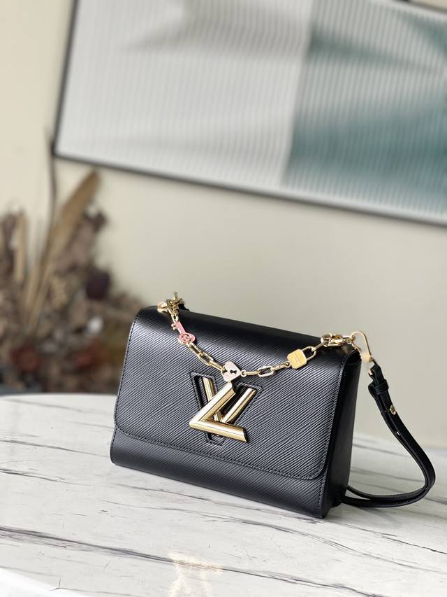 头层皮 顶级原单 M20834 黑色 本款 Twist 中号手袋取材粒面 Epi 皮革，以 Lv Twist 扭锁延续标志性设计。链条和珐琅装饰源自经典挂锁，缓