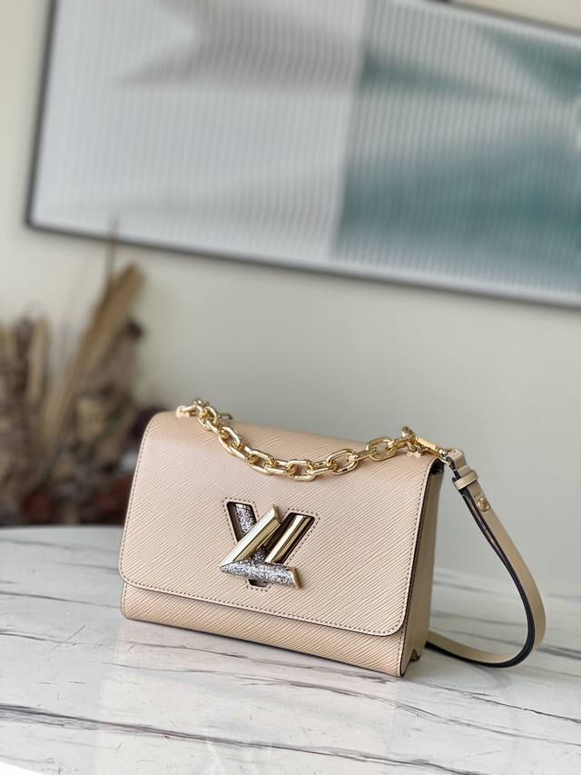 头层皮 顶级原单M59033 杏色 本款 Twist 中号手袋采选 Epi 皮革，以被认为能保护精神和带来积极情绪的月长石构筑标志性 Lv Twist 扭锁，再