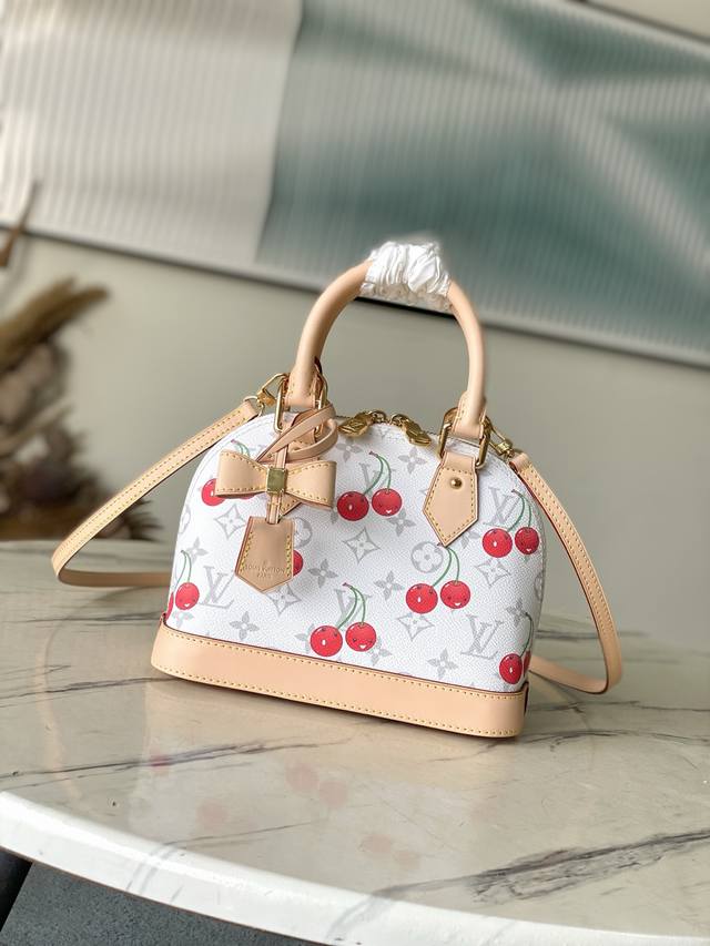 顶级原单 M14234 本款Almabb手袋融入路易威登X村上隆复刻系列的欢欣气氛，以Monogram涂层帆布勾勒装饰艺术风格轮廓，烘托艺术家笔下的明丽樱桃图案