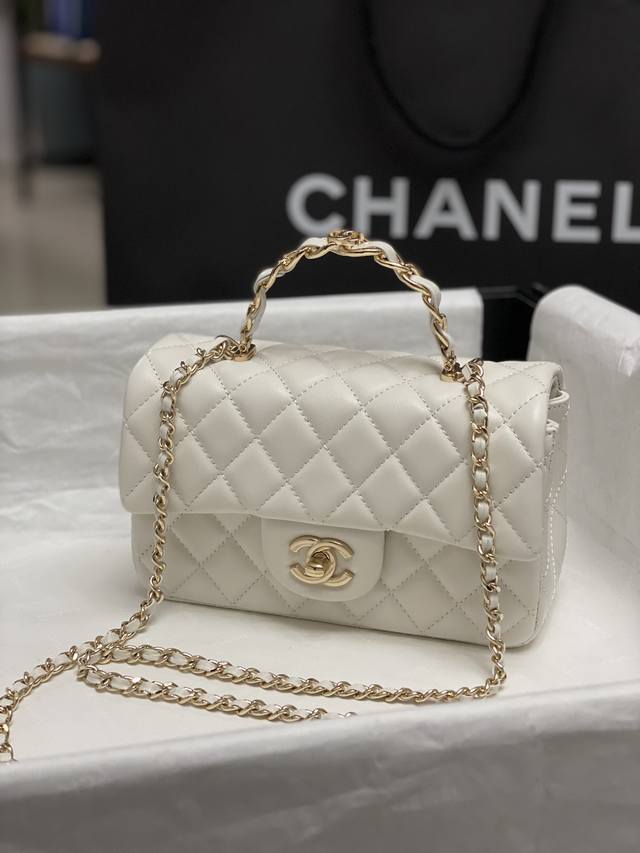 Chanel：：型号：As2431#：尺寸：20X14X7Cm： 年秋冬季最新款，Cf手提系列。专柜限量抢购版，一包难求，贵气临人，加上这次的设计延续了Cf的经