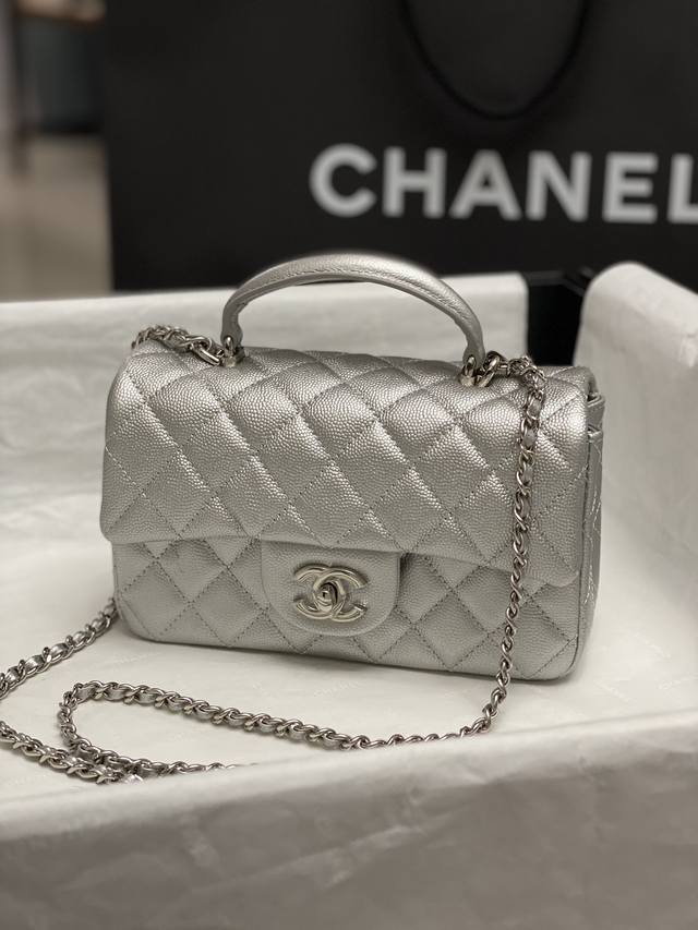 Chanel：：型号：As2431#：尺寸：20X14X7Cm： 年秋冬季最新款，Cf手提系列。专柜限量抢购版，一包难求，贵气临人，加上这次的设计延续了Cf的经