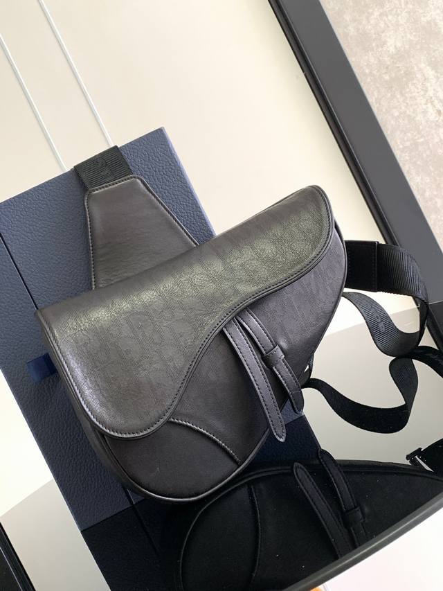 原单配盒子 迪马鞍包 情侣款 马鞍包 原单品质 男士单品分享 斜挎包 男款的Saddle Bag强势推！！ 新任设计师Kim Jones首次操刀设计的第一季度，