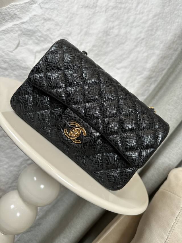 升级版 全名Classic Fla0 细球 颗粒球纹 尺寸： 12*20*6Cm 皮料：原厂Haas大球鱼子酱内里进口小羊皮 五金：24K电镀 全钢五金 经典的