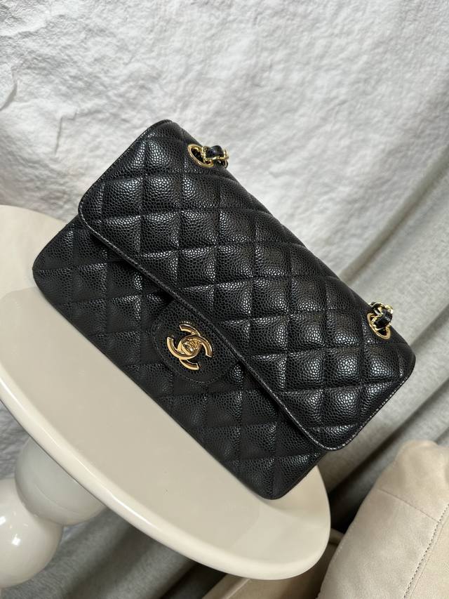 升级版 全名Classic Fla0 荔枝纹 尺寸: 23*6.5*14Cm 皮料:原厂Haas大球鱼子酱内里进口小羊皮 五金:24K电镀 全钢五金 经典的Cf 升级版 全名Classic Fla0 荔枝纹 尺寸: 23*6.5*14Cm 皮料:原厂Haas大球鱼子酱内里进口小羊皮 五金:24K电镀 全钢五金 经典的Cf