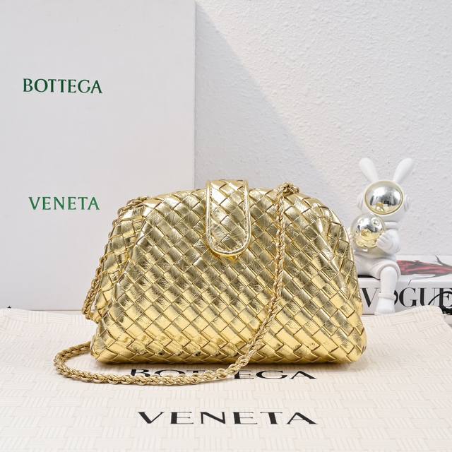 Bottega Veneta 葆蝶家女士Lauren 小号手拿包 上新啦!很多人蹲的小号终于来啦,可以自行调节的拉链是这个包包的一大亮点,拆掉之后可以当做手包出 Bottega Veneta 葆蝶家女士Lauren 小号手拿包 上新啦!很多人蹲的小号终于来啦,可以自行调节的拉链是这个包包的一大亮点,拆掉之后可以当做手包出