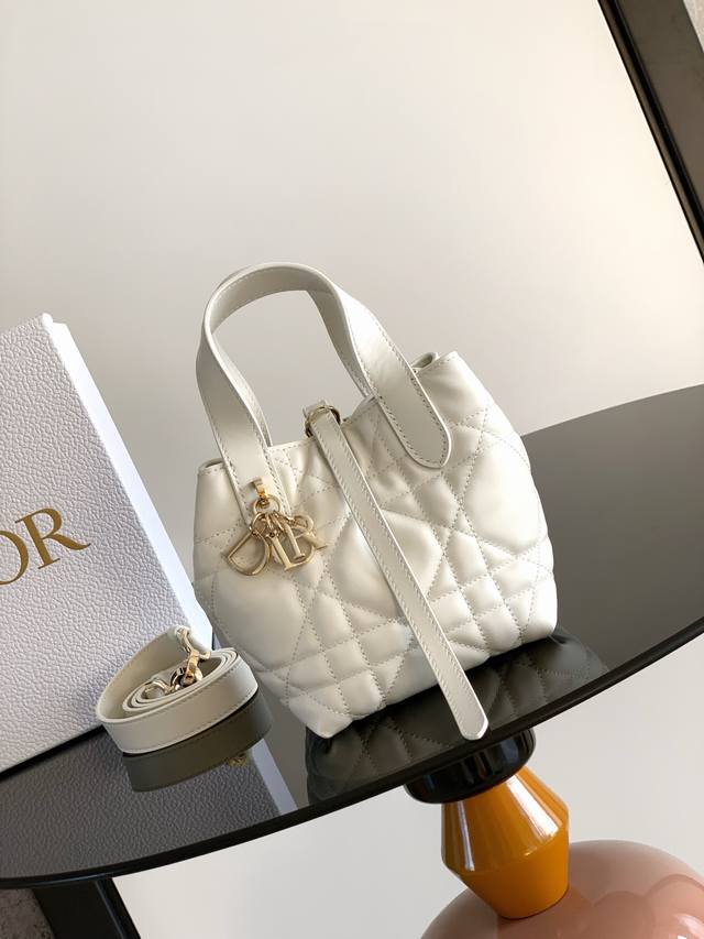 迷你号 这款微型 Dior Toujours 竖版手袋是二零二五秋季成衣系列新品,时尚实用。采用奶白色牛皮革精心制作,饰以超大藤格纹缉面线,宽敞的内部隔层可收纳 迷你号 这款微型 Dior Toujours 竖版手袋是二零二五秋季成衣系列新品,时尚实用。采用奶白色牛皮革精心制作,饰以超大藤格纹缉面线,宽敞的内部隔层可收纳