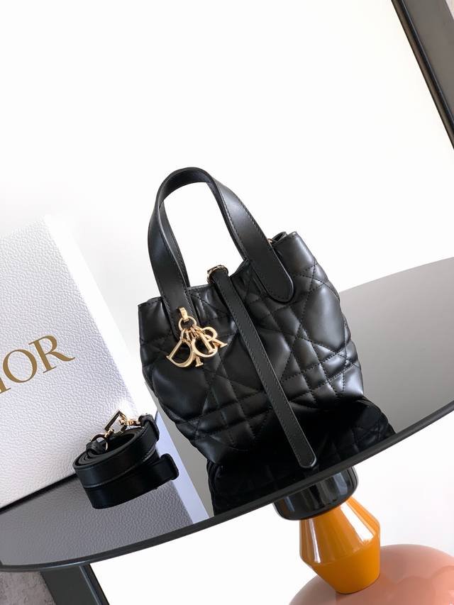 迷你号 这款微型 Dior Toujours 竖版手袋是二零二五秋季成衣系列新品,时尚实用。采用黑色牛皮革精心制作,饰以超大藤格纹缉面线,宽敞的内部隔层可收纳各 迷你号 这款微型 Dior Toujours 竖版手袋是二零二五秋季成衣系列新品,时尚实用。采用黑色牛皮革精心制作,饰以超大藤格纹缉面线,宽敞的内部隔层可收纳各