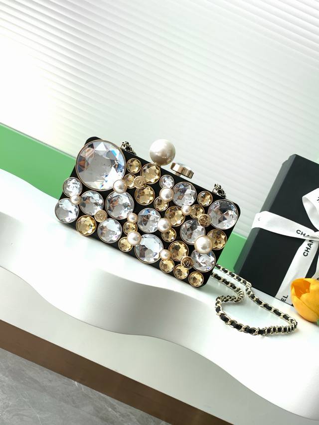 25 A高级成衣系列钻石盒子款晚宴包 独家重磅出货啦本季秀场在巴黎大皇宫上演童话盛宴!本系列作品创新诠释品牌的风格法则,于精美的细节之中,展现梦幻魅力~这款钻石 25 A高级成衣系列钻石盒子款晚宴包 独家重磅出货啦本季秀场在巴黎大皇宫上演童话盛宴!本系列作品创新诠释品牌的风格法则,于精美的细节之中,展现梦幻魅力~这款钻石