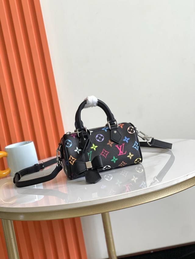 顶级原单，163芯片 M13391白彩，M13406黑白 本款 Nano Speedy 手袋选用 Monogram 涂层帆布和牛皮革饰边塑造玲珑构型，以明丽色彩