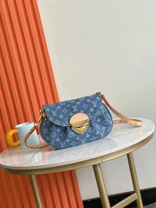 顶级原单，动态芯片，，半钢五金，M46829本款Sunset 手袋聚焦Monogram Denim帆布。该材质依托多重工艺制成，以全球有机纺织品标准认证的棉纱织