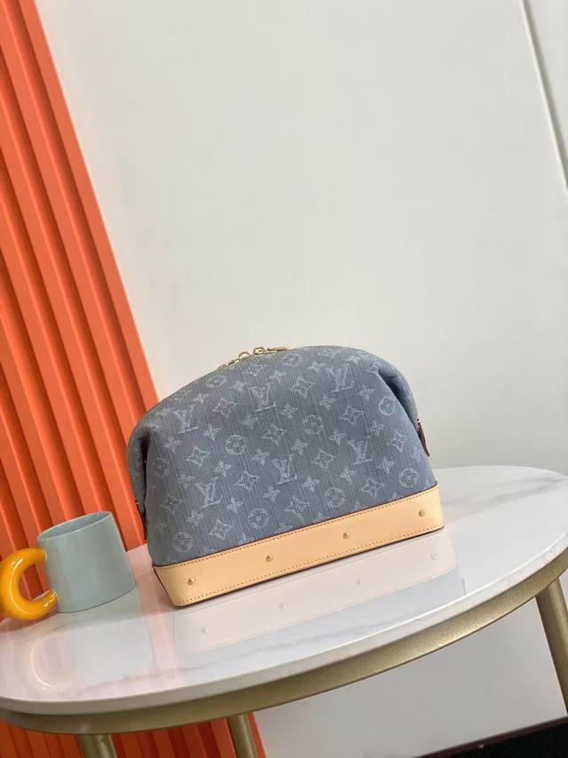 顶级头层，动态芯片，半钢五金，13750大号浅蓝色牛仔，13744小号本款大号化妆包渲染路易威登 X 村上隆跨界合作系列的彩虹色调，以缤纷 Monogram 涂