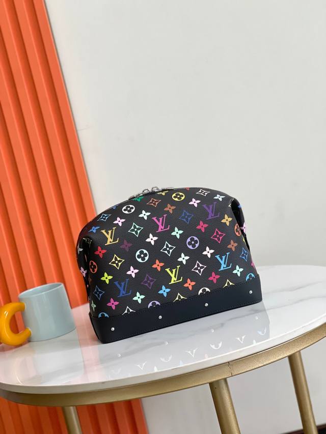 顶级头层，动态芯片，半钢五金，13743大号，13744小号本款大号化妆包渲染路易威登 X 村上隆跨界合作系列的彩虹色调，以缤纷 Monogram 涂层帆布演绎