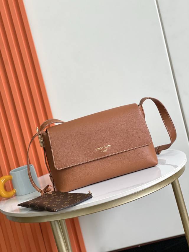 顶级原单， 163芯，半钢五金，M13151棕色 M13148黑色 Low Key Messenger 介绍低键信使包，这是第一个加入标志性的低键系列的翻盖设计