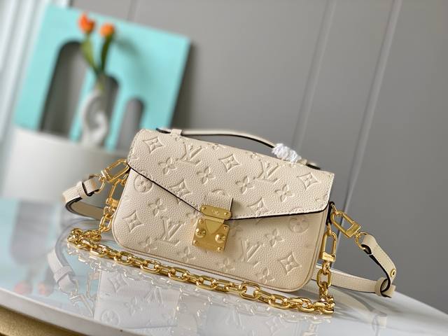 海外原单46595压花两色。本款 Pochette MéTis East West 手袋取材 Monogram Empreinte 压纹皮革，展现品牌风尚与摩登