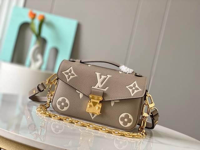 海外原单46595印花两色。本款 Pochette MéTis East West 手袋取材 Monogram Empreinte 压纹皮革，展现品牌风尚与摩登