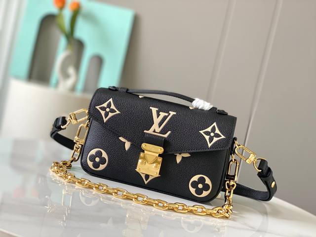 海外原单46595印花两色。本款 Pochette MéTis East West 手袋取材 Monogram Empreinte 压纹皮革，展现品牌风尚与摩登