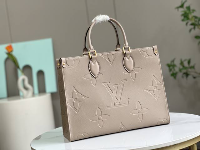 海外原单45595..45607顶级头层，变码芯片压花两色回货，Onthego 中号 Tote 包选取压印 Giant Monogram 图案的 Monogra