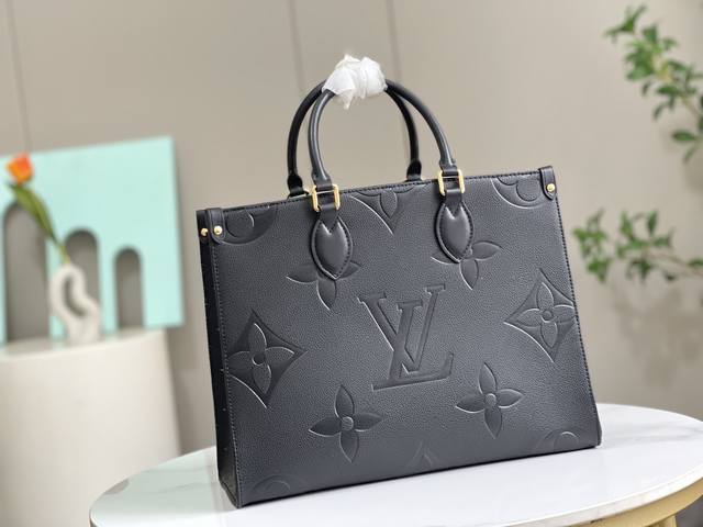 海外原单45595顶级头层，变码芯片，压花两色回货，Onthego 中号 Tote 包选取压印 Giant Monogram 图案的 Monogram Empr