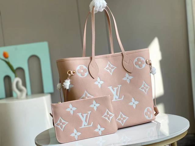 顶级原单46329本款 Neverfull 中号手袋为 Monogram Empreinte 粒面牛皮革压印 Giant Monogram 图案，利用皮革绳将可