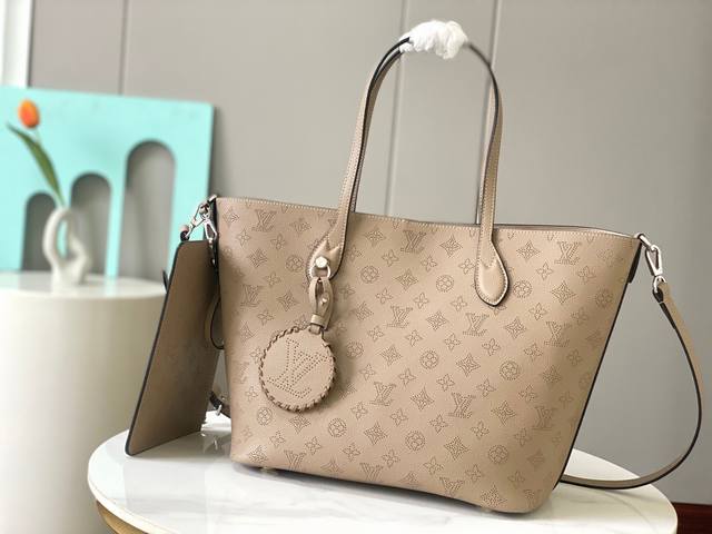 顶级原单M21851新款大号三色回货Blossom Mm托特包由Mahina小牛皮制成，在皮革上有精致的Monogram图案穿孔。柔软，轻便的小牛皮突出了设计的