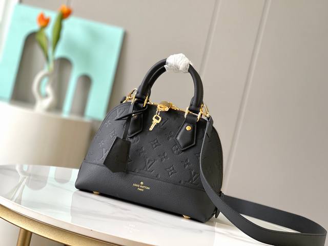 海外原单44829小号，NéO Alma Bb 手袋以柔软的 Monogram Empreinte 皮革塑造精巧构型，撞色内衬呈现鲜明色彩，搭配圆手柄和可拆卸肩