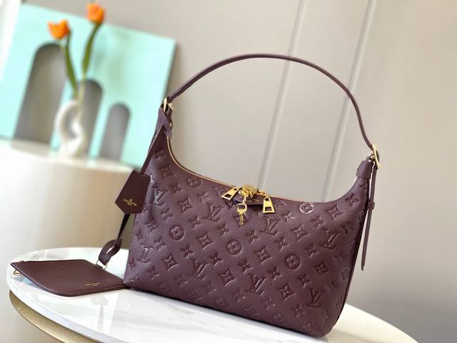 顶级原单46610此款Sac Sport 手袋采用柔软 Monogram Empreinte 压纹皮革塑造弧形轮廓，以复古构型和精巧细节致意品牌典藏设计。充裕空