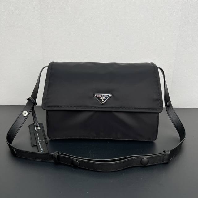 原单品质爆款邮差包小号这款单肩包甄独特加衬尼龙打造,并配有皮革肩带和背面口袋,金属配件赋予一抹亮色,整体低调奢华又百搭,唯一不同之处不可拆卸,设计更为简约,款式 原单品质爆款邮差包小号这款单肩包甄独特加衬尼龙打造,并配有皮革肩带和背面口袋,金属配件赋予一抹亮色,整体低调奢华又百搭,唯一不同之处不可拆卸,设计更为简约,款式