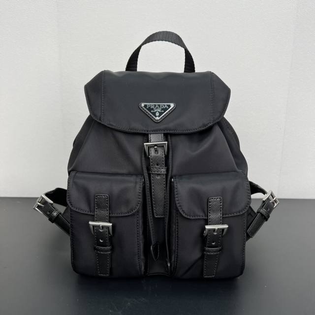 最新走秀款双肩包，Bz2811经典爆款，显得格外酷又时尚，采用进口降落伞布料＋配色牛皮，165代工码，长24X高28底12Cm