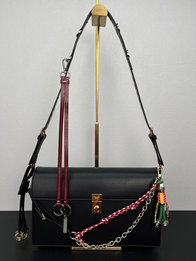 新品1Bd378大号 这款全新Soft Sound手袋采用里 外柔软皮革制成，空间充裕，别致百搭。单肩款式，设有两个隔层，搭配金色金属五金配件。最最爱的是可拆卸