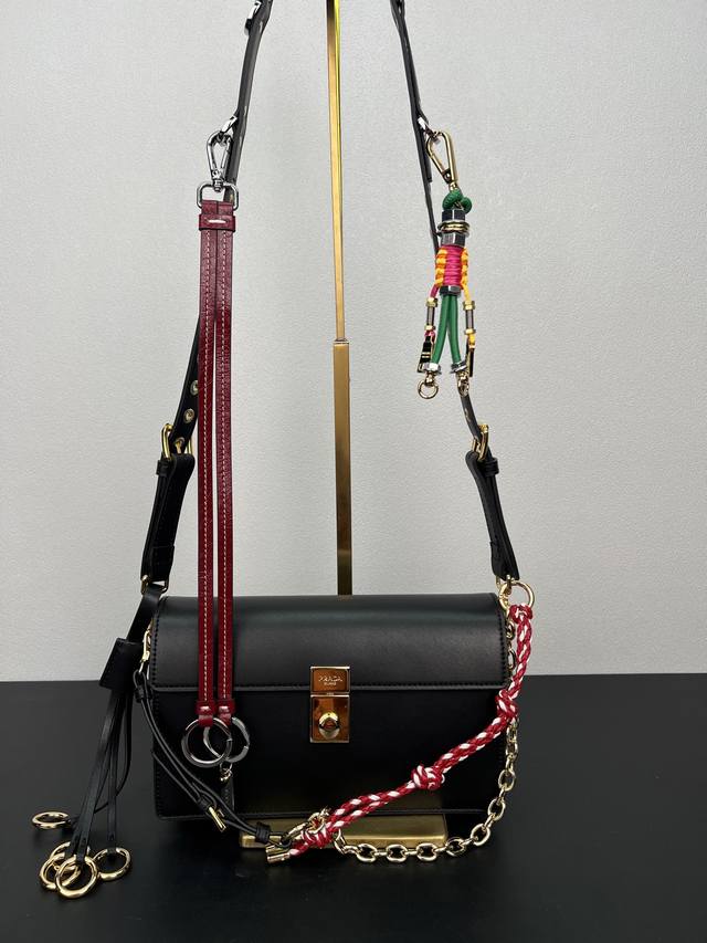 新品1Bd379小号 这款全新Soft Sound手袋采用里 外柔软皮革制成，空间充裕，别致百搭。单肩款式，设有两个隔层，搭配金色金属五金配件。最最爱的是可拆卸