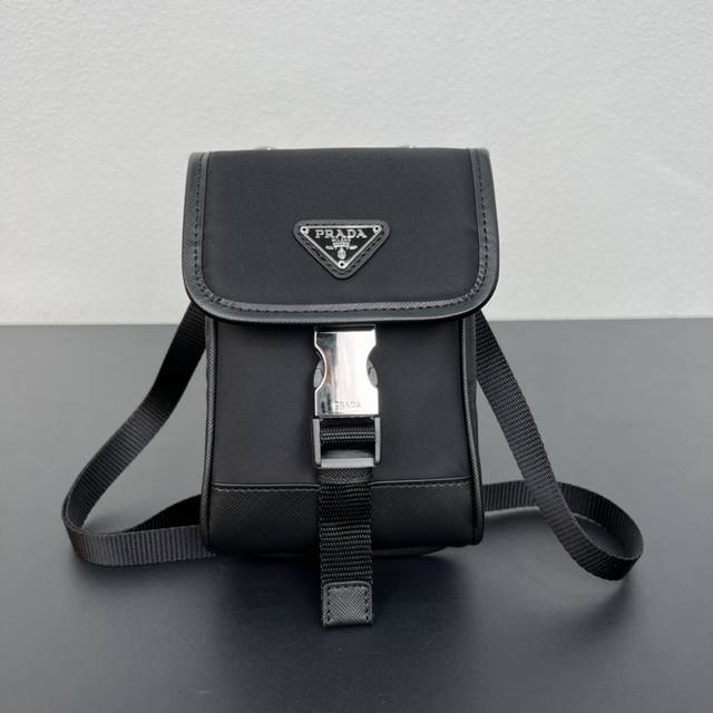 新款手机包2Zh109出货 新款手机包造型超简单又独特，对于现在超级流行的小包风潮，绝对是值得入手的！而且有种莫名复古的感觉对于览包无数的时髦精，推荐这种设计简