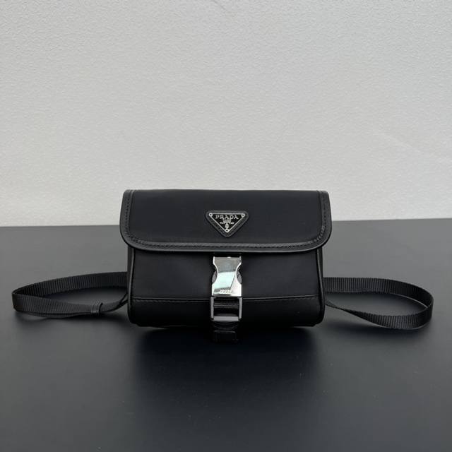 新款迷你造型邮差包2Zh108出货 迷你的邮差包造型超级独特，对于现在超级流行的小包风潮，绝对是值得入手的！而且有种莫名复古的感笕太喜欢Prd的设计了 时髦 对