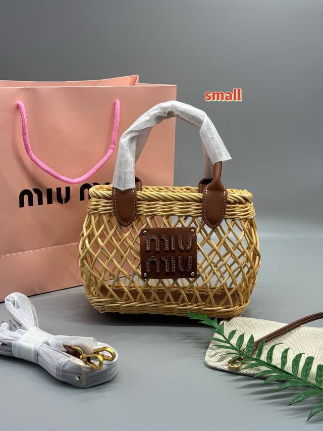 Miumiu 新款菜篮子 张元英古力娜扎同款 度假风满满 人手必备一只呀 爱不释手 尺寸 小号: 20*9*15 大号: 25*12*18