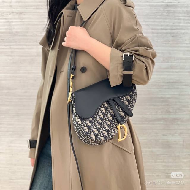Dior迪奥 新款 马鞍包新品 经典的Dior给你时尚感拉满的同时增添一份完美女性的力量感。时尚而复古是你完善日常造型的理想配饰 尺寸：25Cm