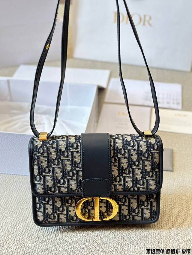 黑色 皮肩带款 真的很适合 Dior 蒙田包 ＃高级感穿搭 #笔记灵感 Dior Montaigne 蒙田 已经经典了好久 尺寸25* 16Cm