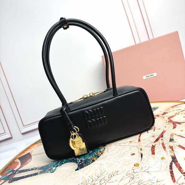 配挂件 进口牛皮 Miumiu缪缪 保龄球包 Hobo腋下包 尺寸29.5*9*13.5Cm