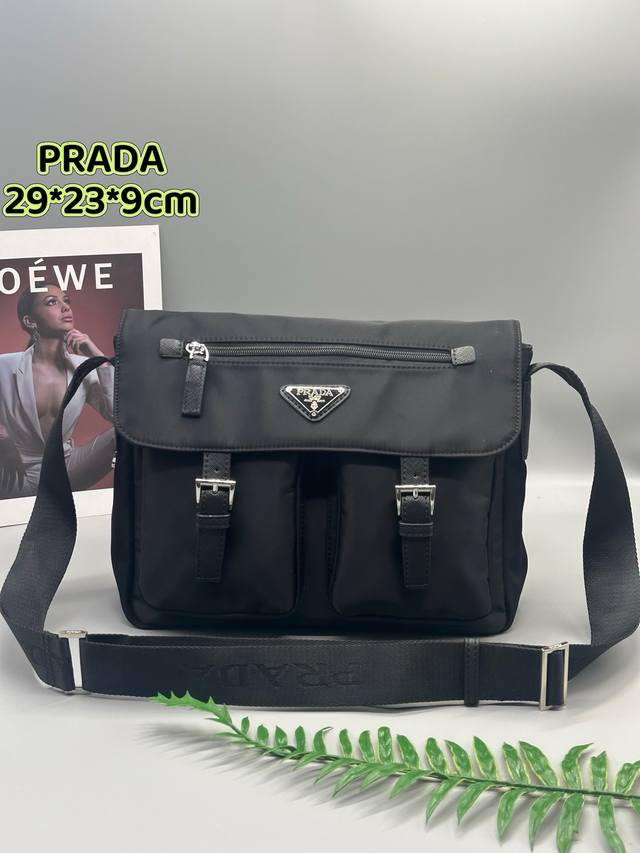 升级版 普拉达 Prada .Hobo系列，原版五金 ,进口南韩面料，三角形珐琅徽章。男女神的时尚新宠。 尺寸：29*23*9Cm