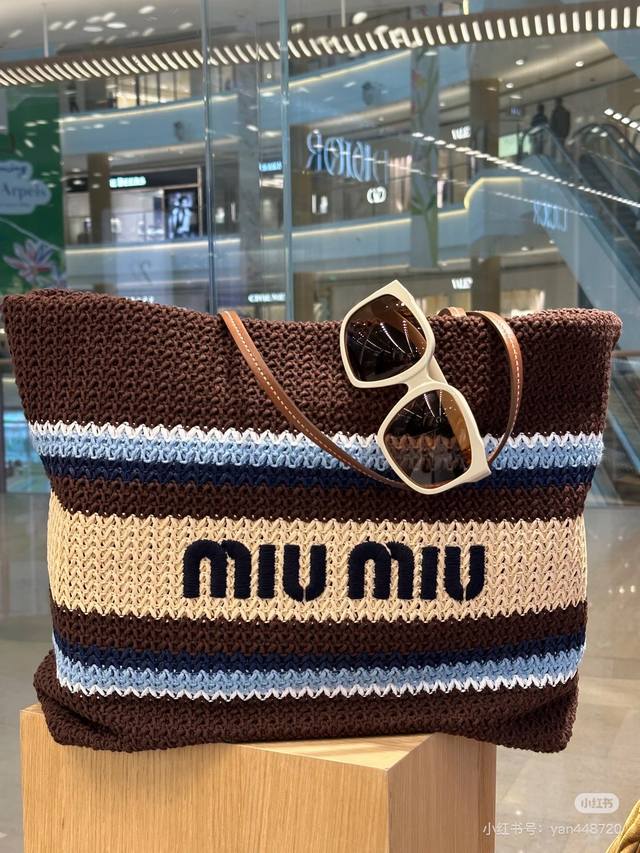 新色出 尺寸34.30Cm 夏季人手必备 Miumiu 美式复古神仙托特包 字母印花撞色条纹草编包 美式复古拿捏住了 最主要的是，它能装！它太能装了！