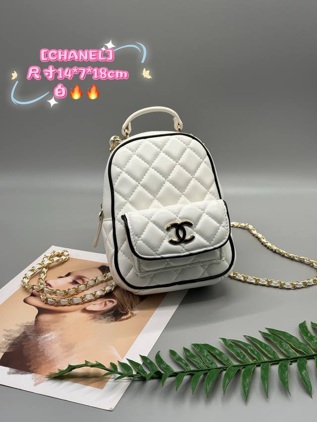 最火背包 25年黑白熊猫双肩包 清新夺目 都是很有休闲漫画风格 情有独钟 也很适合春夏 轻柔细腻可爱可酷 尺寸:14*7*18Cm 最火背包 25年黑白熊猫双肩包 清新夺目 都是很有休闲漫画风格 情有独钟 也很适合春夏 轻柔细腻可爱可酷 尺寸:14*7*18Cm