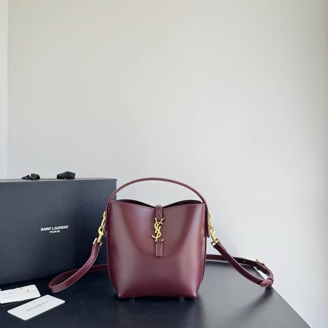 小号 Yves Saint Laurent 平纹斜挎水桶包 款号:535# 尺寸:15×18.5×10Cm