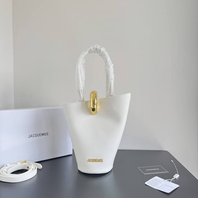 Jacquemus 新款斜挎包,可腋下手提 款号:553# 尺寸:25×10Cm Jacquemus 新款斜挎包,可腋下手提 款号:553# 尺寸:25×10Cm