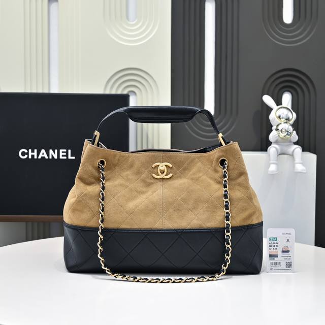 25A麂皮包手工坊大秀的焦点爆款经典与创新交织的杰作灵感来自香奈儿女士的乌木漆面屏风；标志性菱格纹 、邂逅独特拼色的设计 材质的碰撞尽显奢华；大大的包身搭配精巧